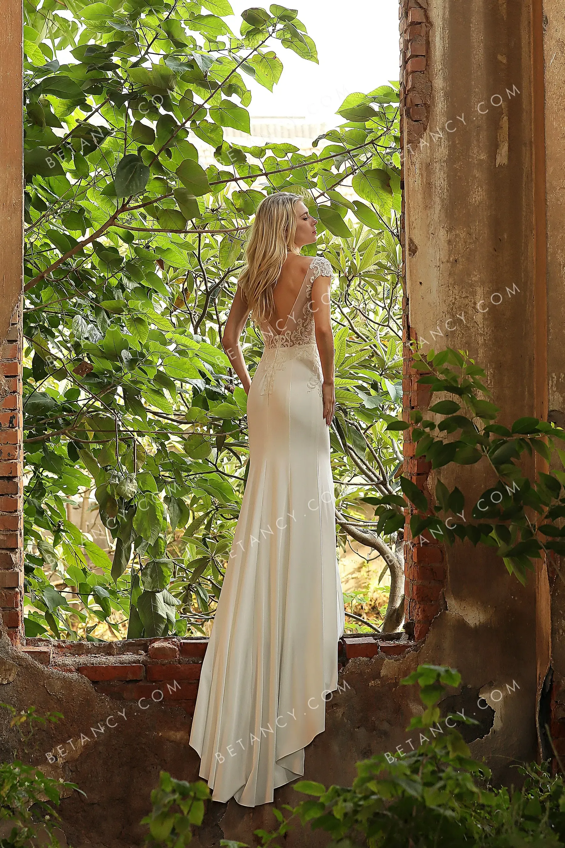 Alluring Lace Cap Sleeve Fishtail Satin Wedding Gown