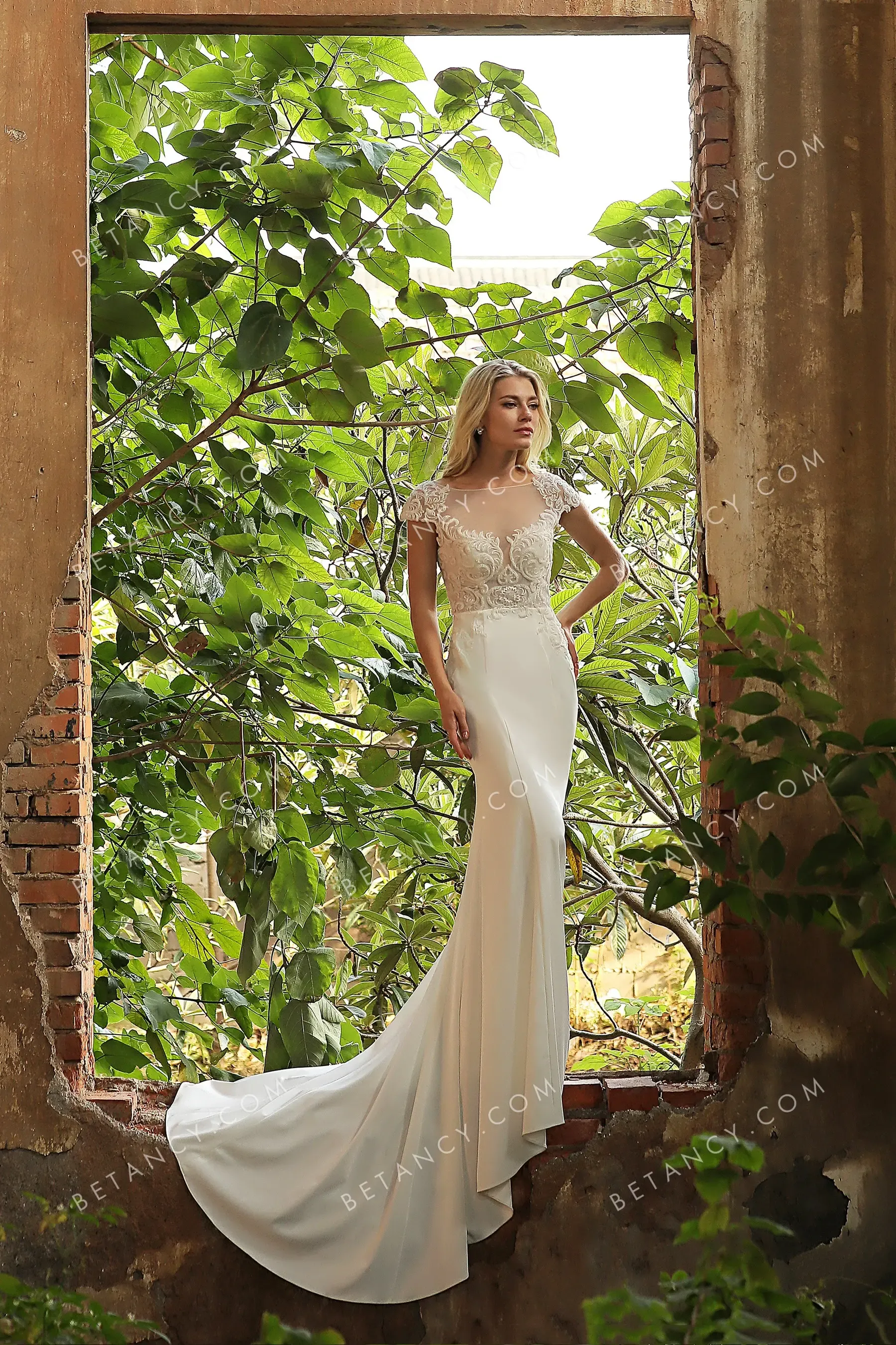 Alluring Lace Cap Sleeve Fishtail Satin Wedding Gown